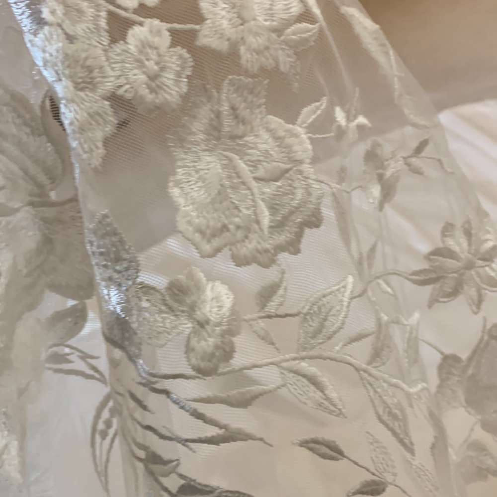 Wedding gown w/ beautiful floral embroidered tulle overlay & full skirt - Picture 15 of 16